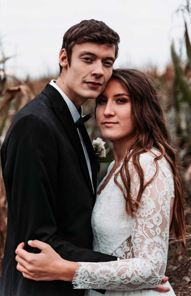 una-pareja-de-jovenes-tomados-de-la-mano
