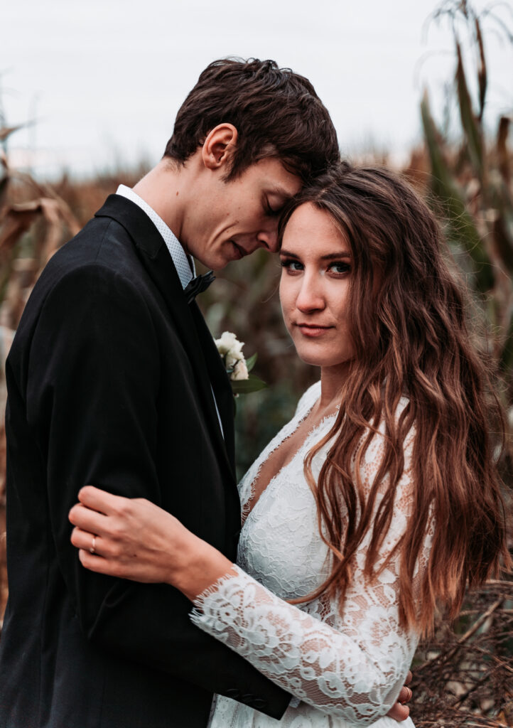 una-pareja-joven-de-pie-al-aire-libre
